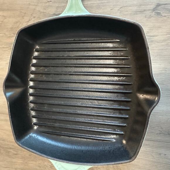 Le Creuset Enameled Cast Iron Signature Square Skillet Grill 10.25” - Picture 2 of 4